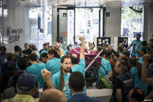 Huelguistas de Movistar ocupan tienda de Telefónica de Barcelona en jornada electoral