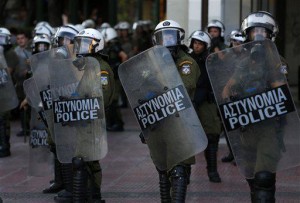 Solidaridad internacional con los manifestantes griegos detenidos en Plaza Syntagma. - http://go.shr.lc/1HwWLFE via @ClaseVsClase